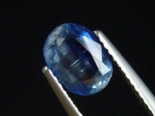Kyanit / Disthen 1,80 Ct. zweifarbig Oval