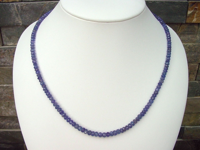 Tansanitkette 109,50 Ct. schwere feine Qualität facettiert 52 cm