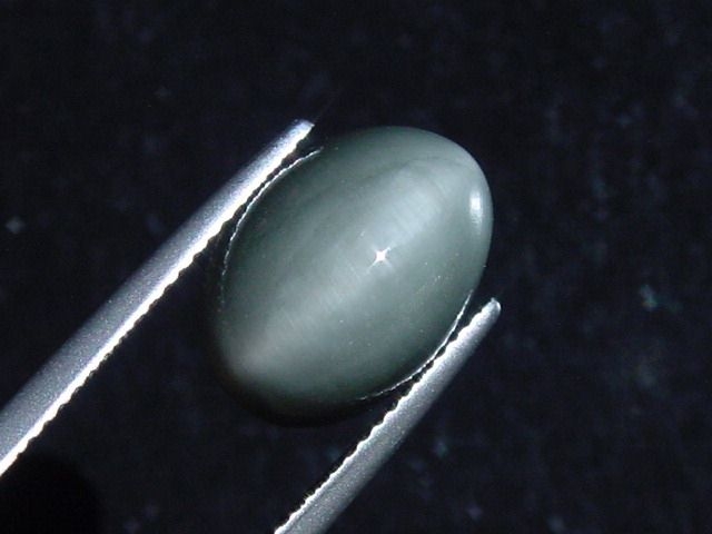 Quartz cat's eye 7,24 Ct. oval cabochon