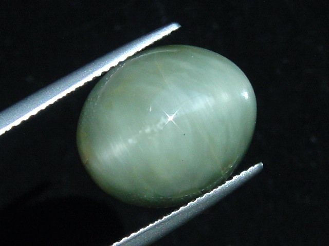 Prasiolite Quartz cat's eye 12,53 Ct. oval cabochon