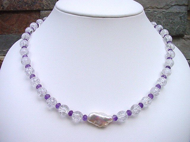 Bergkristallkette 204,50 Ct. mit facettiertem Amethyst und Barockperle 49 cm