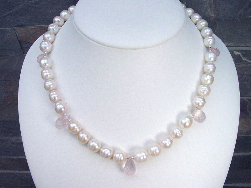 Barockperlenkette 325,30 Ct. mit facettierten Rosenquarz Briolette Tropfen 47 - 50,5 cm