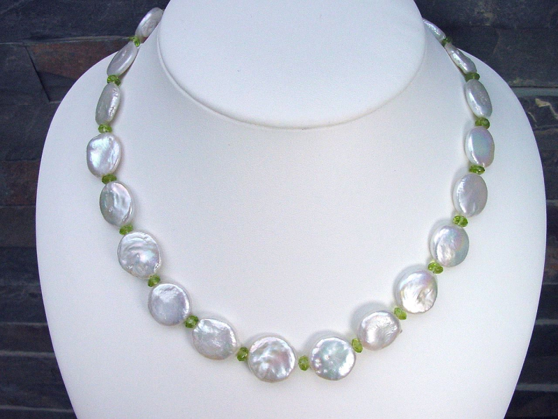 Perlenkette 224,80 Ct. Perlen in Button Form mit facettiertem Peridot 46 - 48,5 cm