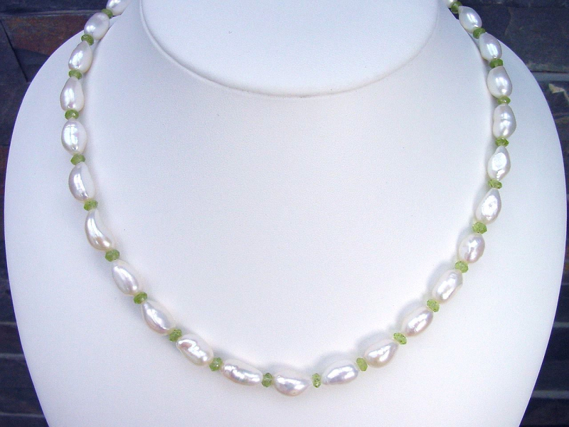Perlenkette 166,20 Ct. Barockperlen mit facettiertem Peridot 47,5 - 50,5 cm