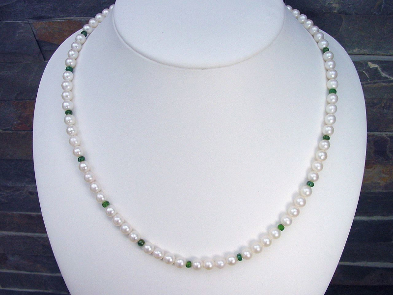 Akoya Perlenkette mit Tsavorit 137,90 Ct. feine runde Perlen mit grünem Tsavorit Granat 52 - 53,5 cm