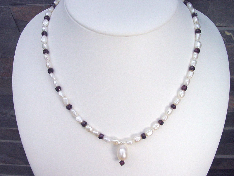 Barockperlenkette 96,80 Ct. mit fein facettiertem Granat 46 - 49 cm
