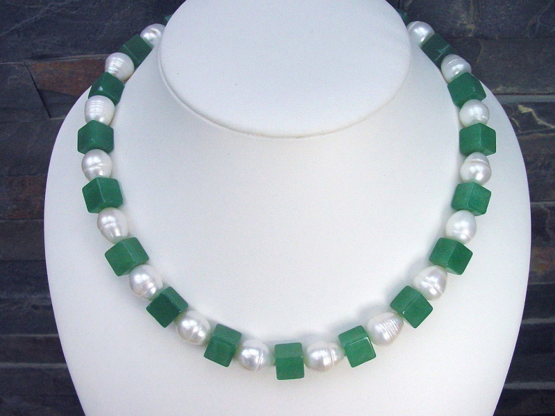 Barockperlenkette 474,00 Ct. mit grünen Aventurin Würfeln 48 - 51 cm