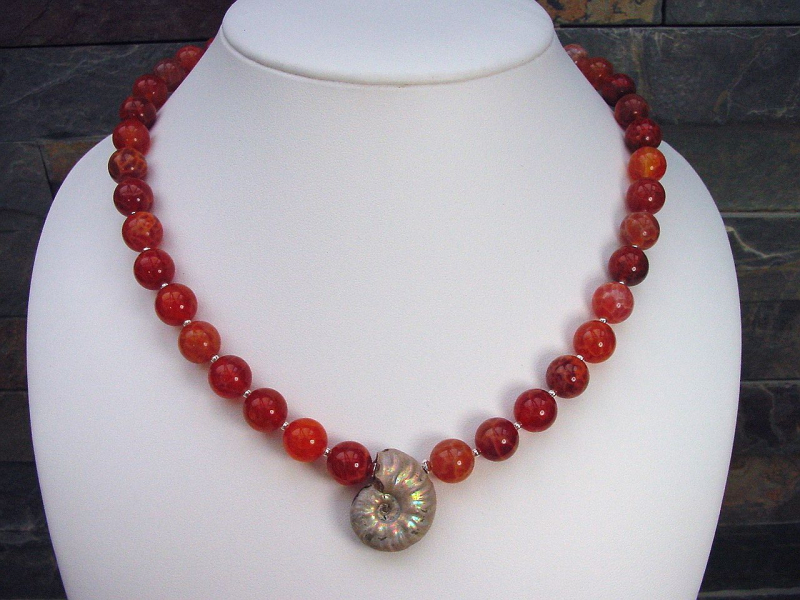 Feuerachatkette mit versteinertem Ammonit 318,60 Ct. moderne Feuerachat Kette 48 - 50,5 cm