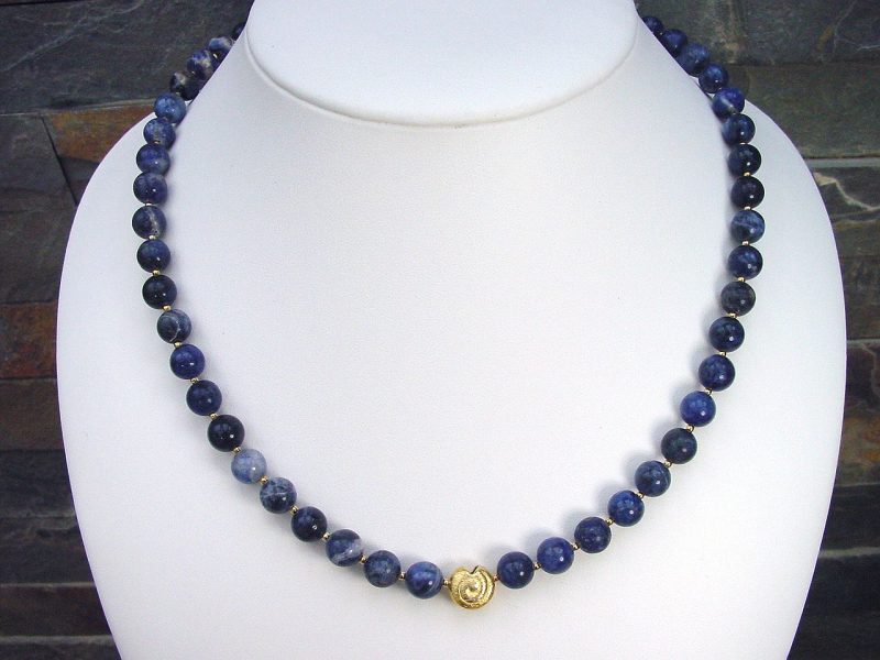 Sodalit Kette 171,30 Ct. blaue Kugeln mit vergoldeten Silberelementen 49,5 cm