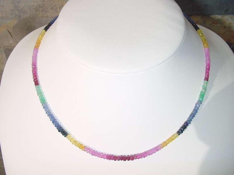 Rubinkette mit Saphir und Smaragd 52,20 Ct. feine Qualität 42,5 - 45,5 cm