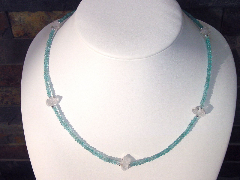 Apatitkette mit Bergkristall Naturkristallen 72,75 Ct. Herkimer Quarz 49 - 52 cm
