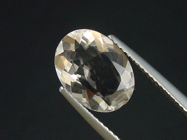 Fluorite 3,46 Ct. cream color oval - Minas Gerais, Brazil