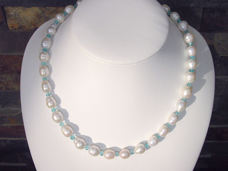 Barockperlenkette 261,20 Ct. mit meerblauem facettiertem Apatit 49 - 52 cm