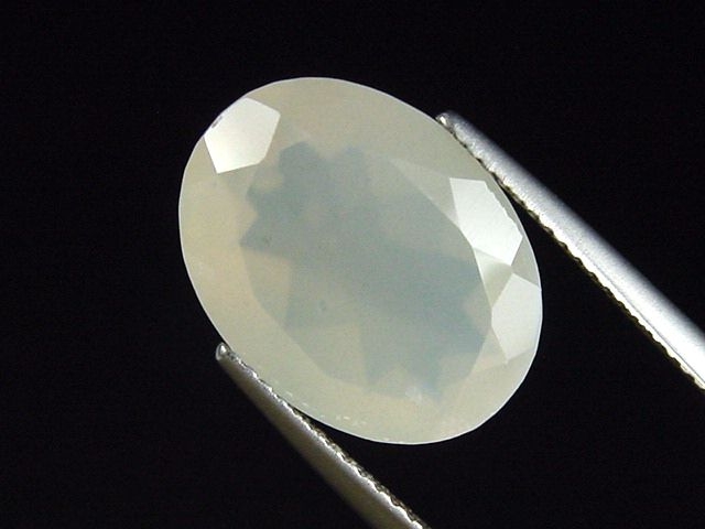 Facet cut Moonstone 7,63 Ct. oval