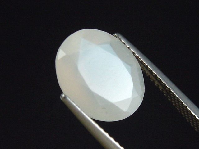 Facettierter Mondstein 3,72 Ct. Oval 12 x 10 mm