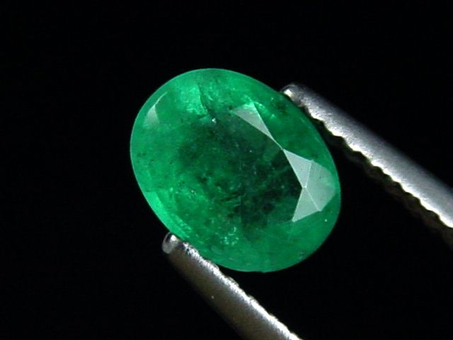 Smaragd 0,97 Ct. feines Grün 7 x 5,5 mm Oval Kolumbien