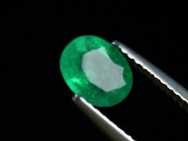 Smaragd 0,97 Ct. feines Grün 7 x 5,5 mm Oval Kolumbien