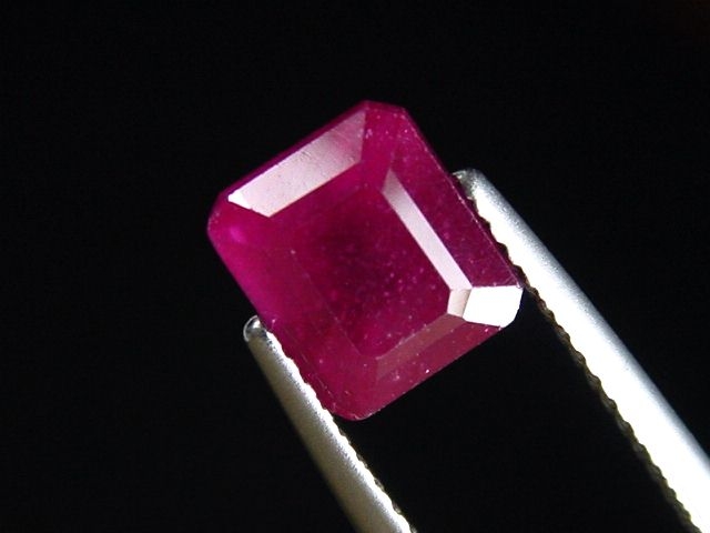 Rubin 3,45 Ct. Oktagon - feines Rotpink - behandelt 7 x 6 mm