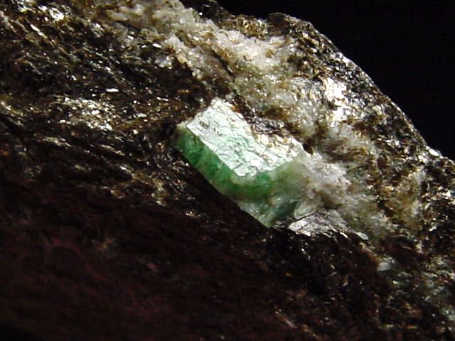 Emerald specimen 44 mm - crystal in matrix Habachtal, Austria