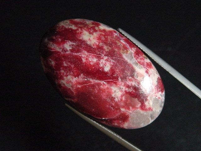 Thulite 55,05 Ct. oval cabochon - Lom, Norway