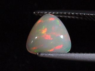 Opal / Edelopal 1,66 Ct. feines Farbenspiel - Trillion Cabochon