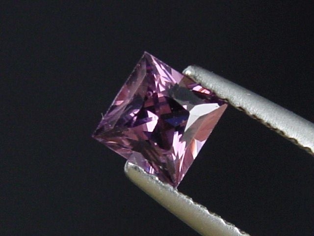 Spinell 0,72 Ct. Carree 5 x 5 mm Sri Lanka