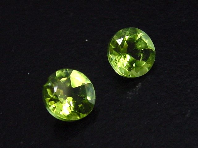 Peridot pair 1,99 Ct. round B-quality