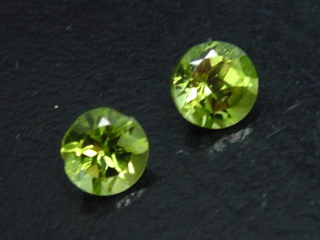 Peridot Paar 2,00 Ct. Rund 6 mm Sri Lanka B-Qualität