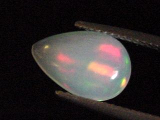 Opal / Edelopal 1,98 Ct. buntes Farbenspiel - Tropfen Cabochon