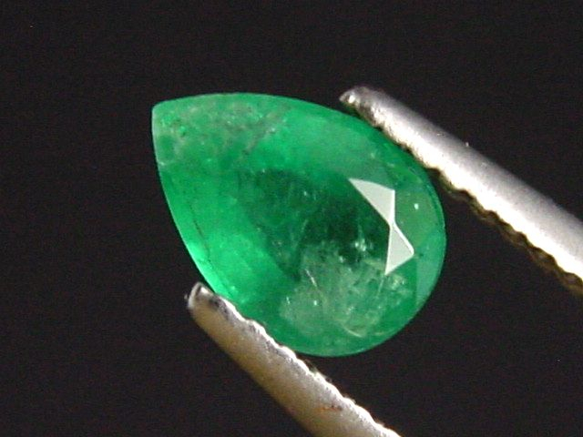 Smaragd 0,76 Ct. feines Grün 7 x 5 mm Tropfen Kolumbien