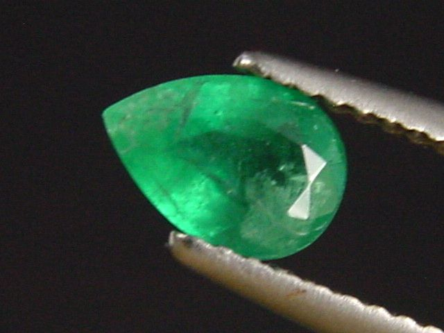 Smaragd 0,76 Ct. feines Grün 7 x 5 mm Tropfen Kolumbien