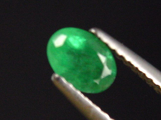 Smaragd 0,61 Ct. feines Grün 6 x 4,5 mm Oval Kolumbien