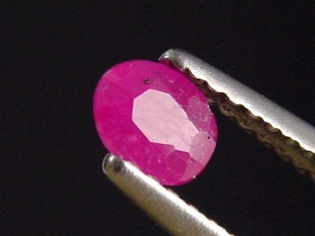 Rubin 0,38 Ct. Oval 4,5 x 3,5 mm Tansania