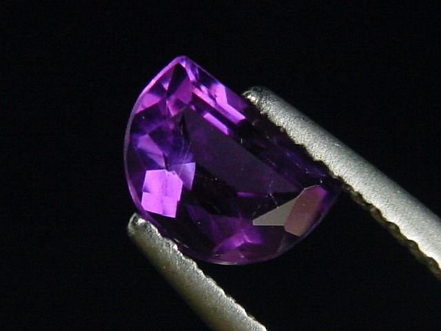 Amethyst 0,83 Ct. Halbmondschliff 7 x 5 mm Brasilien