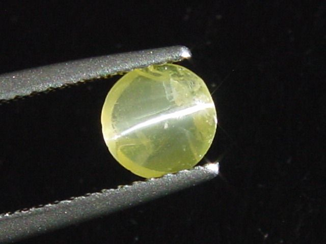 Skapolite cat's eye 0,74 Ct. yellow round cabochon Sri Lanka