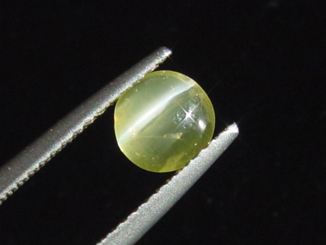 Skapolite cat's eye 0,82 Ct. yellow round cabochon Sri Lanka