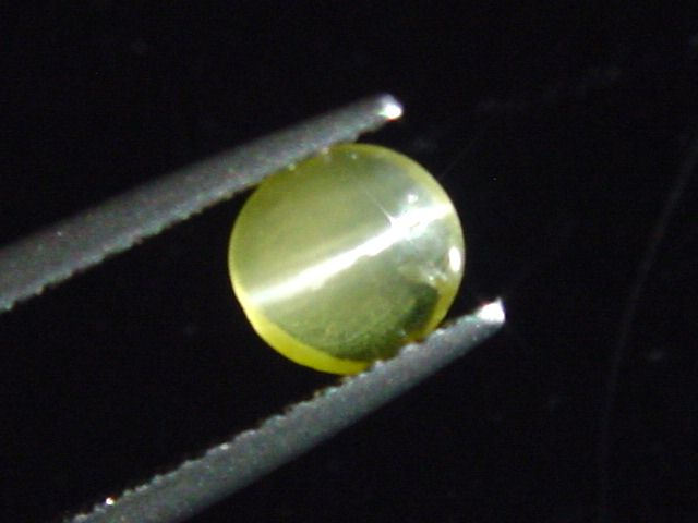 Skapolite cat's eye 0,71 Ct. yellow round cabochon Sri Lanka