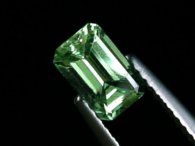 Tsavorit Granat 0,99 Ct. Spitzenfarbe Oktagon Tansania