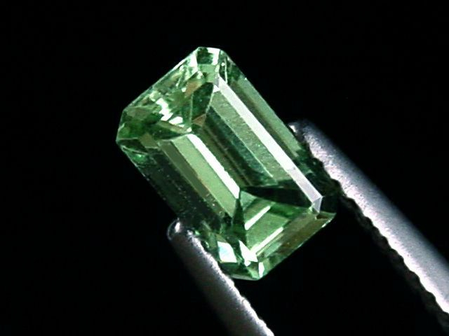 Tsavorit Granat 0,99 Ct. Spitzenfarbe Oktagon Tansania