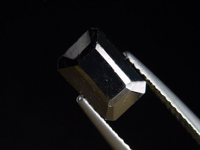 Ferro Columbite 3,92 Ct. faceted - Galilea, Minas Gerais, Brazil