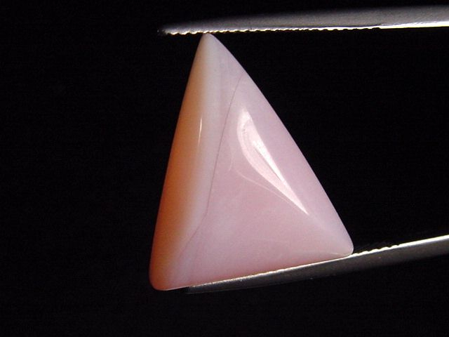 Andenopal / rosa Opal 10,84 Ct. Dreieck Cabochon