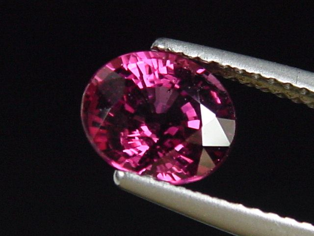 Rhodolit Granat 2,02 Ct. feines Rotviolett 8 x 6,5 mm Oval