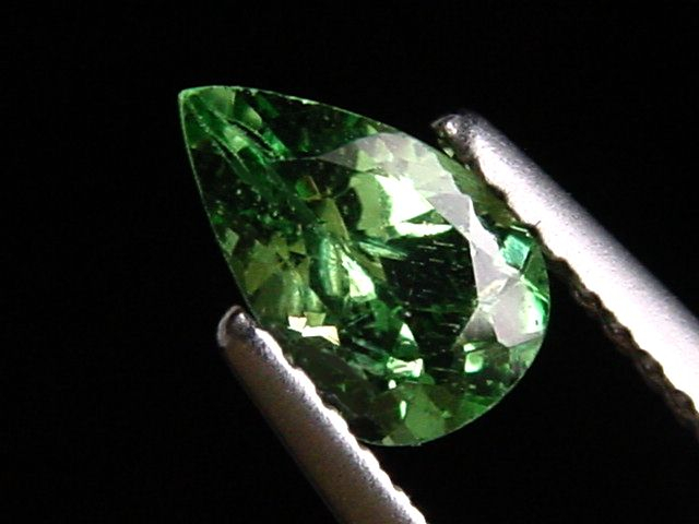 Tsavorit Granat 0,75 Ct. Spitzenfarbe Tropfen Tansania