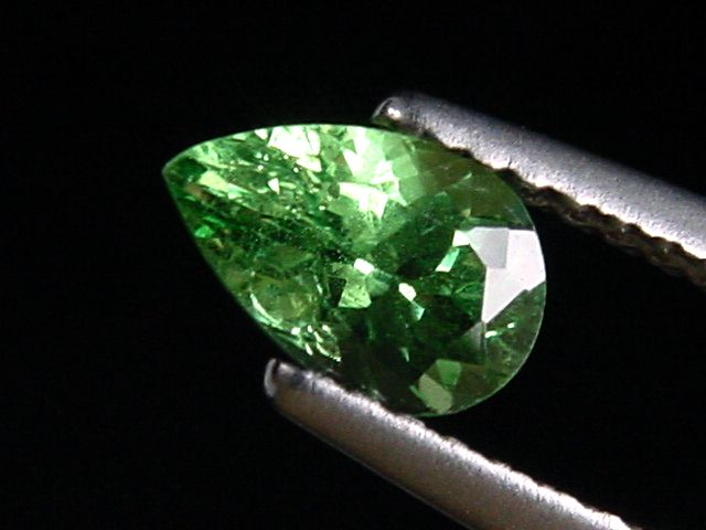 Tsavorit Granat 0,76 Ct. Spitzenfarbe Tropfen Tansania