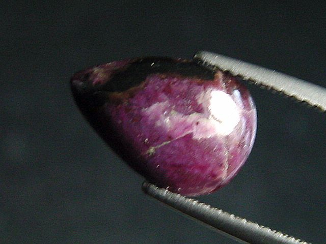 Sugilit 3,20 Ct. Tropfen Cabochon - Wessels mine, Kuruman, Südafrika B-Qualität