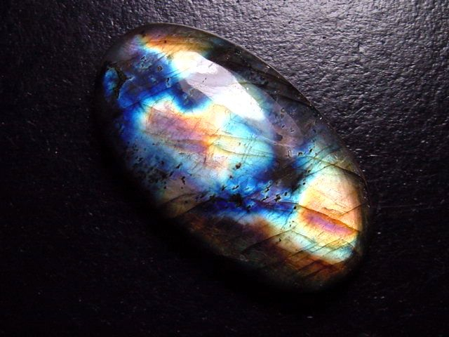 Labradorite 95,87 Ct. cabochon