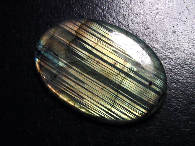 Labradorite 82,73 Ct. cabochon
