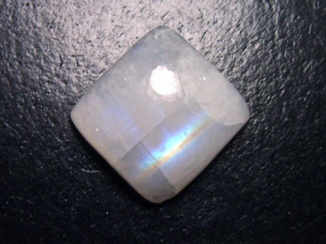 Rainbow moonstone 31,70 Ct. cabochon