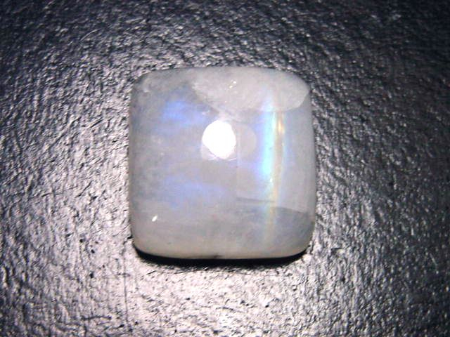 Rainbow moonstone 31,70 Ct. cabochon