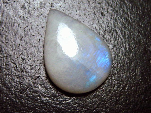 Rainbow moonstone 13,87 Ct. cabochon